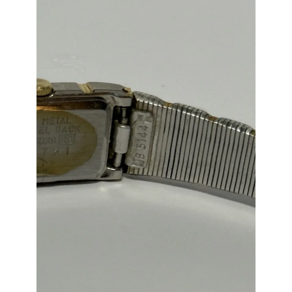 Vtg Seiko Quartz Two Toned Women Watch 2E20-5039 13mm Japan Silver Not Tested